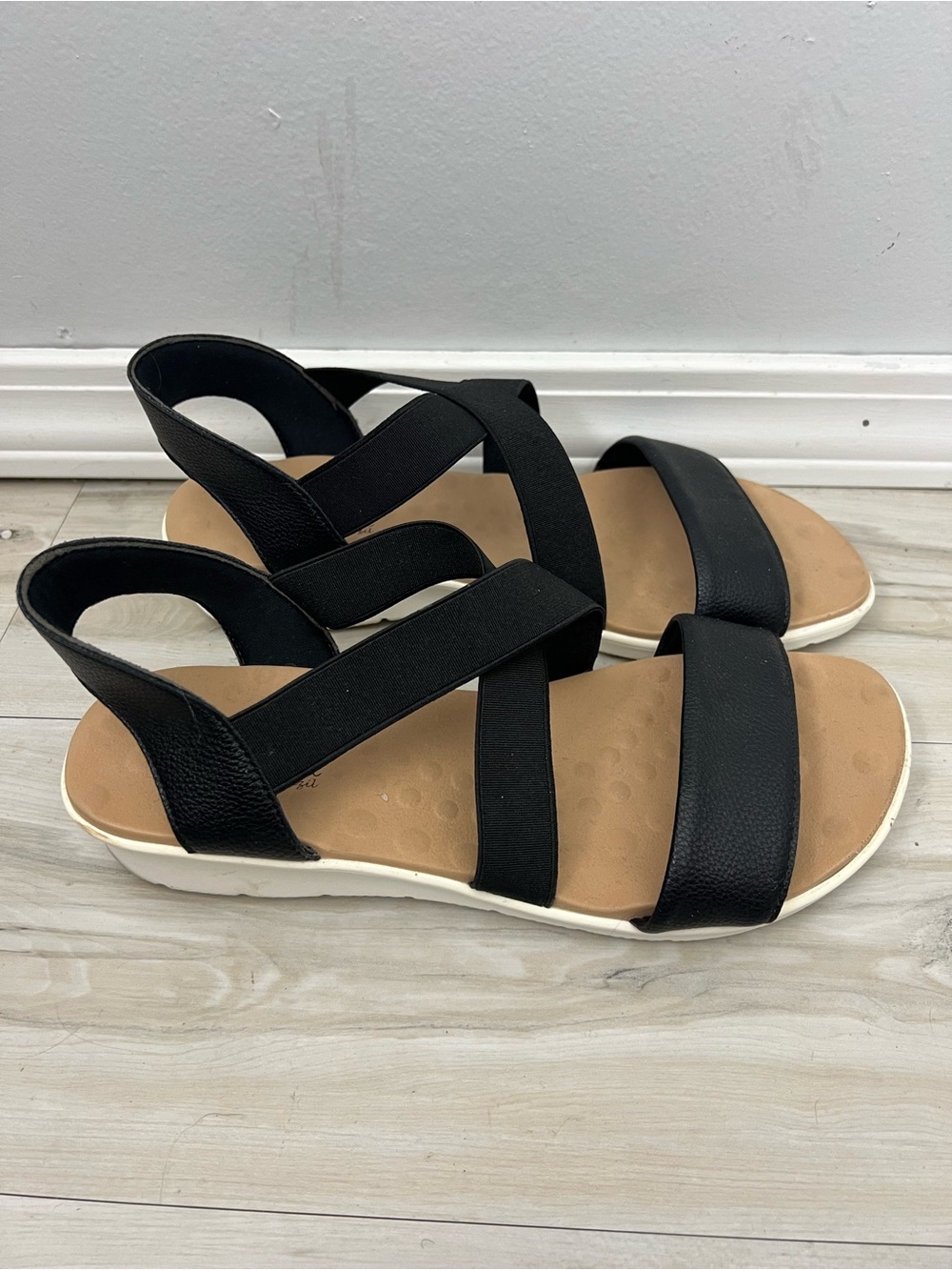 Malu Women's Black Elastic Cross Strap Sandals